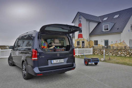Fahrvorstellung Sylt 2014; Die neue Mercedes-Benz V-Klasse – V 250 BlueTEC, AVANTGARDE, Exterieur, cavansitblau metallic, The new Mercedes-Benz V-Class – V 250 BlueTEC, Exterior, cavansite blue metallic, AVANTGARDE, The new Mercedes-Benz V-Class – Interior, silk beige nappa leather, high-gloss dark anthracite wood-look ebony trim