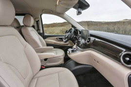 Fahrvorstellung Sylt 2014; Die neue Mercedes-Benz V-Klasse – V 250 BlueTEC, AVANTGARDE, Exterieur, cavansitblau metallic, The new Mercedes-Benz V-Class – V 250 BlueTEC, Exterior, cavansite blue metallic, AVANTGARDE, The new Mercedes-Benz V-Class – Interior, silk beige nappa leather, high-gloss dark anthracite wood-look ebony trim