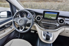 Fahrvorstellung Sylt 2014; Die neue Mercedes-Benz V-Klasse – V 250 BlueTEC, AVANTGARDE, Exterieur, cavansitblau metallic, The new Mercedes-Benz V-Class – V 250 BlueTEC, Exterior, cavansite blue metallic, AVANTGARDE, The new Mercedes-Benz V-Class – Interior, silk beige nappa leather, high-gloss dark anthracite wood-look ebony trim