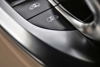 Fahrvorstellung Sylt 2014; Die neue Mercedes-Benz V-Klasse – V 250 BlueTEC, AVANTGARDE, Exterieur, cavansitblau metallic, The new Mercedes-Benz V-Class – V 250 BlueTEC, Exterior, cavansite blue metallic, AVANTGARDE, The new Mercedes-Benz V-Class – Interior, silk beige nappa leather, high-gloss dark anthracite wood-look ebony trim