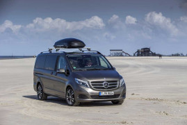 Fahrvorstellung Sylt 2014. Die neue Mercedes-Benz V-Klasse – V 250 BlueTEC, Exterieur, indiumgrau metallic, Interieur, Leder Lugano schwarz, Zierelemente Wellenoptik, anthrazit, matt. The new Mercedes-Benz V-Class – V 250 BlueTEC, Exterior, indium grey metallic. The new Mercedes-Benz V-Class – Interior, black Lugano leather, matt anthracite wave-look trim