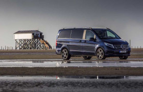 Fahrvorstellung Sylt 2014; Die neue Mercedes-Benz V-Klasse – V 250 BlueTEC, AVANTGARDE, Exterieur, cavansitblau metallic, The new Mercedes-Benz V-Class – V 250 BlueTEC, Exterior, cavansite blue metallic, AVANTGARDE, The new Mercedes-Benz V-Class – Interior, silk beige nappa leather, high-gloss dark anthracite wood-look ebony trim