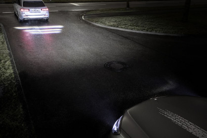 DIGITAL LIGHT: Mit der neuen HD-Scheinwerfergeneration von Mercedes-Benz lassen sich hochauflÃ¶sende Projekten auf die StraÃe beamen. Wird Ã¼ber die Radarsensoren erkannt, dass der Sicherheitsabstand zum vorausfahrenden Fahrzeug zu gering ist, kann der Scheinwerfer einen Warnhinweis auf die StraÃe projizieren. ; DIGITAL LIGHT: The new generation of Mercedes-Benz HD headlamps can project high-resolution images onto the road surface. If the radar sensors identify that the distance to the vehicle ahead is insufficient, the headlamps can project a warning onto the road surface. ;