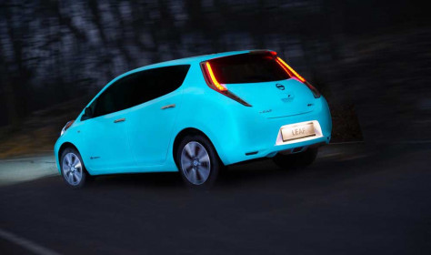 nissan-shows-off-its-glow-in-the-dark-paint-4
