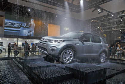 land-rover-discovery-sport-makes-its-paris-debut