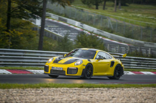 Porsche 911 GT2 RS breaks Nurburgring rear-drive record (2)
