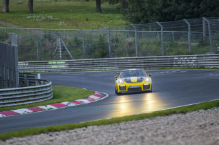 Porsche 911 GT2 RS breaks Nurburgring rear-drive record (3)