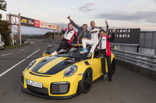 Porsche 911 GT2 RS breaks Nurburgring rear-drive record (6)