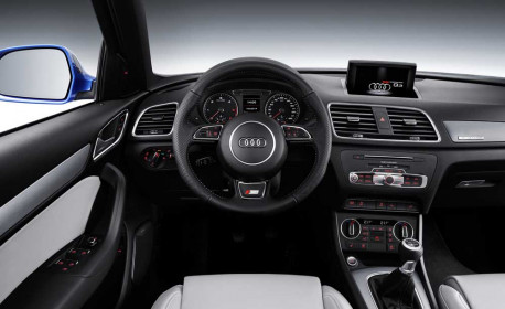 Standaufnahme Farbe: Hainanblau </br><font size="2"><b>Verbrauchsangaben Audi Q3:</b></br>Kraftstoffverbrauch kombiniert in l/100 km: 8,8 - 5,2;</br>CO<sub>2</sub>-Emission kombiniert in g/km: 206 - 137</font>