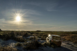 NORWAY. 2016. Giske island.
Driving on the beach.
Photographed on assignment for Land Rover.