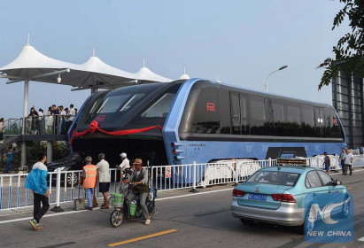 teb-world-first-elevated-super-bus-hits-the-road-in-china-3
