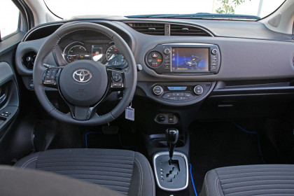 Toyota Yaris CH-R Hybrids 2017 (7)