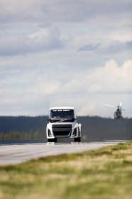 volvo-trucks-the-iron-knight-the-worlds-fastest-truck-2