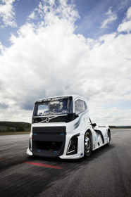 volvo-trucks-the-iron-knight-the-worlds-fastest-truck-3