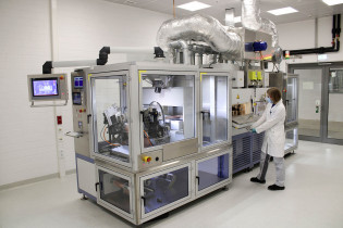 Opening of battery laboratories | Employee using the coating mac