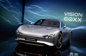 Der VISION EQXX zeigt, wie sich Mercedes-Benz die Zukunft des Elektroautos vorstellt. Das Auto hat eine Reichweite von mehr als 1.000 Kilometern und einen Energieverbrauch von weniger als 10 kWh pro 100 Kilometer. Der VISION EQXX steht für neue Maßstäbe hinsichtlich Energieeffizienz und Reichweite im realen Straßenverkehr sowie für die revolutionäre Entwicklung von Elektroautos.
The VISION EQXX is how Mercedes-Benz imagines the future of electric cars. The car has a range of more than 1,000 kilometres with an outstanding energy consumption of less than 10 kWh per 100 kilometres. The VISION EQXX stands for major new advances: it sets new standards in terms of energy efficiency and range in real-life traffic, and revolutionises the development of electric cars.