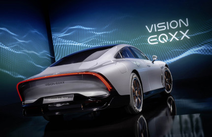 Der VISION EQXX zeigt, wie sich Mercedes-Benz die Zukunft des Elektroautos vorstellt. Das Auto hat eine Reichweite von mehr als 1.000 Kilometern und einen Energieverbrauch von weniger als 10 kWh pro 100 Kilometer. Der VISION EQXX steht für neue Maßstäbe hinsichtlich Energieeffizienz und Reichweite im realen Straßenverkehr sowie für die revolutionäre Entwicklung von Elektroautos. The VISION EQXX is how Mercedes-Benz imagines the future of electric cars. The car has a range of more than 1,000 kilometres with an outstanding energy consumption of less than 10 kWh per 100 kilometres. The VISION EQXX stands for major new advances: it sets new standards in terms of energy efficiency and range in real-life traffic, and revolutionises the development of electric cars.