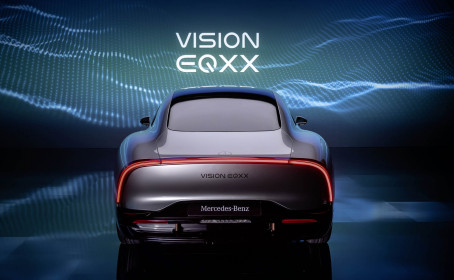 Der VISION EQXX zeigt, wie sich Mercedes-Benz die Zukunft des Elektroautos vorstellt. Das Auto hat eine Reichweite von mehr als 1.000 Kilometern und einen Energieverbrauch von weniger als 10 kWh pro 100 Kilometer. Der VISION EQXX steht für neue Maßstäbe hinsichtlich Energieeffizienz und Reichweite im realen Straßenverkehr sowie für die revolutionäre Entwicklung von Elektroautos. The VISION EQXX is how Mercedes-Benz imagines the future of electric cars. The car has a range of more than 1,000 kilometres with an outstanding energy consumption of less than 10 kWh per 100 kilometres. The VISION EQXX stands for major new advances: it sets new standards in terms of energy efficiency and range in real-life traffic, and revolutionises the development of electric cars.