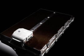 Das Batteriepaket des VISION EQXX speichert annähernd 100 kWh Energie bei 50 Prozent weniger Volumen und 30 Prozent weniger Gewicht als das in dieser Hinsicht weltbeste Batteriepaket des EQS.
The battery pack in the VISION EQXX holds almost 100 kWh of energy, yet has 50% less volume and is 30% lighter than the already benchmark pack in EQS.