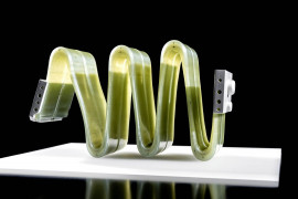 Der Leichtbaugedanke wurde beim VISION EQXX konsequent umgesetzt. Neue glasfaserverstärkte Kunststofffedern, die in Zusammenarbeit mit Rheinmetall Automotive entwickelt wurden, sorgen für eine Gewichtseinsparung im Vergleich zu herkömmlichen Schraubenfedern.
Lightweight design thinking was applied throughout the VISION EQXX. Meanwhile, new advanced glass-fibre-reinforced plastic springs developed in partnership with Rheinmetall Automotive remove further weight compared with conventional coil springs.