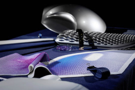 Von Pilzen bis hin zu veganer Seide – nachhaltige Werkstoffe im VISION EQXX Interieur: Beispielsweise sind die Türgriffe im VISION EQXX aus Biosteel-Faser gefertigt. Dabei handelt es sich um ein hochfestes, biotechnologisch erzeugtes und als vegan zertifiziertes seidenähnliches Gewebe.
From mushrooms to vegan silk, nature’s influence continues in the VISION EQXX interior. For instance, the door pulls in the VISION EQXX are made from Biosteel fibre. This is a high-strength, biotechnology-based and certified-vegan silk-like fabric.