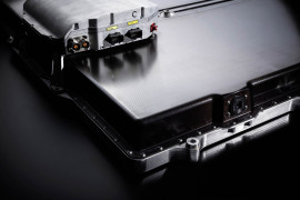 Das Batteriepaket des VISION EQXX speichert annähernd 100 kWh Energie bei 50 Prozent weniger Volumen und 30 Prozent weniger Gewicht als das in dieser Hinsicht weltbeste Batteriepaket des EQS.
The battery pack in the VISION EQXX holds almost 100 kWh of energy, yet has 50% less volume and is 30% lighter than the already benchmark pack in EQS.