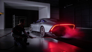 Der VISION EQXX verdankt seinen herausragenden cW-Wert von 0,17 der strömungsförmigen Grundform, der innovativen, aerodynamisch neutralen Kühlplatte im Unterboden und der aufwändigen Integration von passiven und aktiven Aero-Elementen in die Karosserie.
The VISION EQXX owes its outstanding drag coefficient of 0.17 to its streamlined basic shape, the innovative, aerodynamically neutral cooling plate in the underbody and the elaborate integration of passive and active aero elements in the body.