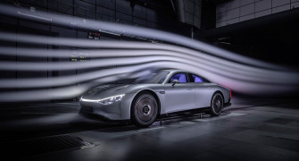 Der VISION EQXX verdankt seinen herausragenden cW-Wert von 0,17 der strömungsförmigen Grundform, der innovativen, aerodynamisch neutralen Kühlplatte im Unterboden und der aufwändigen Integration von passiven und aktiven Aero-Elementen in die Karosserie.
The VISION EQXX owes its outstanding drag coefficient of 0.17 to its streamlined basic shape, the innovative, aerodynamically neutral cooling plate in the underbody and the elaborate integration of passive and active aero elements in the body.