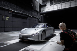 Der VISION EQXX verdankt seinen herausragenden cW-Wert von 0,17 der strömungsförmigen Grundform, der innovativen, aerodynamisch neutralen Kühlplatte im Unterboden und der aufwändigen Integration von passiven und aktiven Aero-Elementen in die Karosserie.
The VISION EQXX owes its outstanding drag coefficient of 0.17 to its streamlined basic shape, the innovative, aerodynamically neutral cooling plate in the underbody and the elaborate integration of passive and active aero elements in the body.