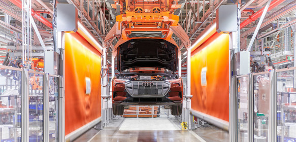 Audi Brussels, assembly: The Audi e-tron leaves the wheel mounting station