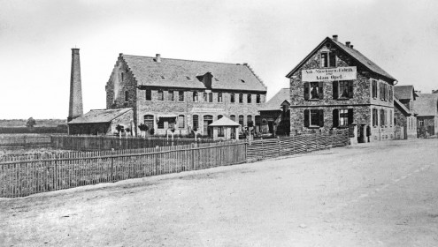 Erste Fabrik von Adam Opel in Rüpsselsheim, 1868. Rechts das Wohnhaus