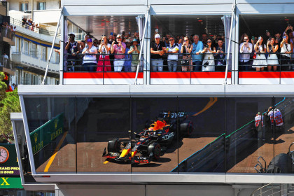 MONTE-CARLO, MONACO - MAY 27: Fans watch as Max Verstappen of the Netherlands driving the (1) Oracle Red Bull Racing RB19 passes them during qualifying ahead of the F1 Grand Prix of Monaco at Circuit de Monaco on May 27, 2023 in Monte-Carlo, Monaco. (Photo by Mark Thompson/Getty Images)