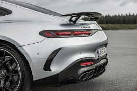 Mercedes-AMG GT 63 4MATIC+ (Kraftstoffverbrauch kombiniert: 14,1 l/100 km, CO2-Emissionen kombiniert 319 g/km) Exterieur: AMG Aerodynamik-Paket, Hightechsilber metallic; Interieur: Leder Nappa schwarz;Kraftstoffverbrauch kombiniert: 14,1 l/100 km, CO2-Emissionen kombiniert 319 g/km*
Mercedes-AMG GT 63 4MATIC+ (combined fuel consumption, weighted: 14,1 l/100 km; combined CO2 emissions, weighted: 319 g/km) exterior: AMG Aerodynamic package, hightechsilver metallic; interior: leather nappa black;Combined fuel consumption, weighted: 14,1 l/100 km; combined CO2 emissions, weighted: 319 g/km*