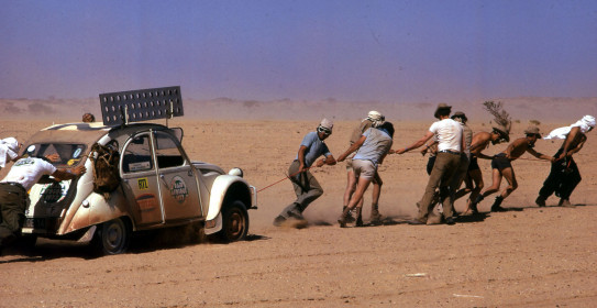 Afrique. 2CV participant au Raid Afrique poussιe et tirιe par des hommes dans le dιsert en 1973. Utilisation ιditoriale uniquement, nous contacter pour toute autre utilisation