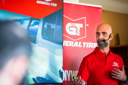 Ο Γιώργος Κουταλιέρης, Διευθυντής Marketing στη EMA AE, στην διάρκεια της παρουσίασης των ελαστικών General Tire.
