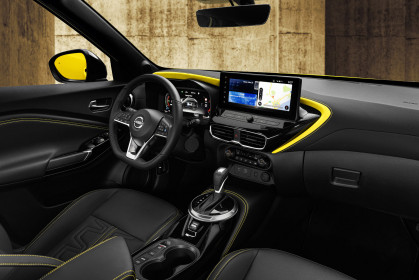 Nissan-JUKE-MC-2024-interior_-iconic-yellow-body-color-N-Sport-wireless-charging-2-6