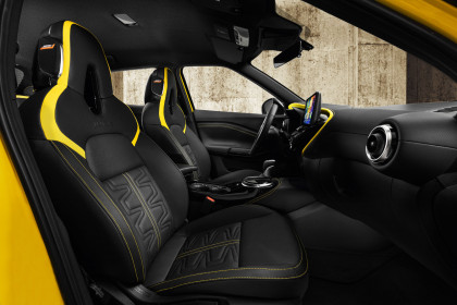 Nissan-JUKE-MC-2024-interior_-iconic-yellow-body-color-N-Sport-wireless-charging-2-9