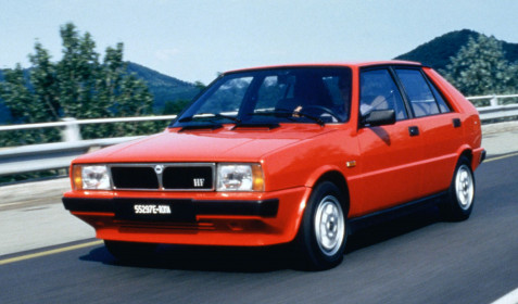 Lancia-Delta_1.6_HF_Turbo-1983-1600-01