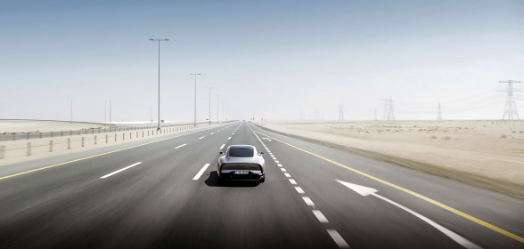 Auf seiner dritten Langstreckenfahrt über mehr als 1.000 Kilometer hat der Technologieträger VISION EQXX bewiesen, dass selbst die Arabische Wüste kein Hindernis für Energieeffizienz ist. Auf einem anspruchsvollen Streckenprofil, das verkehrsreiche Straßen in der Stadt und die offene Wüste umfasste, erreichte das zukunftsweisende Testfahrzeug einen Stromverbrauch von 7,4 kWh/100 km (Bordverbrauch ohne Ladeverluste).;[1] Bordverbrauch ohne Ladeverluste

On its third long-distance road trip over 1,000+ kilometres, the VISION EQXX technology programme demonstrated that even the Arabian Desert is no obstacle to energy efficiency. On a challenging route profile encompassing busy city streets and open desert, the pioneering test vehicle delivered electric power consumption of 7.4 kWh/100km (On-Board consumption without charging losses).;[1] On-board consumption without charging losses