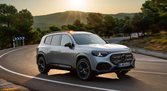 Der neue elektrische Mercedes-Benz GLB. Hightechsilber.
The all-new electric Mercedes-Benz GLB. High-tech silver.