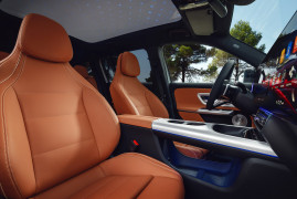 Der neue elektrische Mercedes-Benz GLB. Das SKY CONTROL Panoramadach mit beleuchtetem Muster ist derzeit nicht verfügbar und wird zu einem späteren Zeitpunkt angeboten. Der Zeitpunkt der Verfügbarkeit kann sich ändern. Das Polster Beech Brown ist derzeit nicht verfügbar und wird zu einem späteren Zeitpunkt angeboten. Der Zeitpunkt der Verfügbarkeit kann sich ändern.
The all-new electric Mercedes-Benz GLB. SKY CONTROL panoramic roof with illuminated pattern is currently not available and will be offered at a later date. Availability timing is subject to change. The upholstery Beech Brown is currently not available and will be offered at a later date. Availability timing is subject to change.