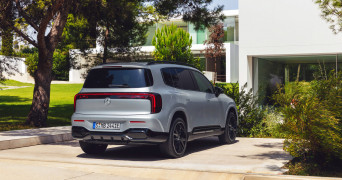 Der neue elektrische Mercedes-Benz GLB. Hightechsilber.
The all-new electric Mercedes-Benz GLB. High-tech silver.