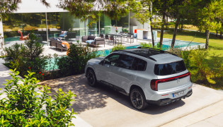 Der neue elektrische Mercedes-Benz GLB. Hightechsilber.
The all-new electric Mercedes-Benz GLB. High-tech silver.