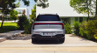 Der neue elektrische Mercedes-Benz GLB. Hightechsilber.
The all-new electric Mercedes-Benz GLB. High-tech silver.