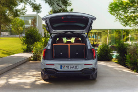 Der neue elektrische Mercedes-Benz GLB. Das Polster Beech Brown ist derzeit nicht verfügbar und wird zu einem späteren Zeitpunkt angeboten. Der Zeitpunkt der Verfügbarkeit kann sich ändern.
The all-new electric Mercedes-Benz GLB. The upholstery Beech Brown is currently not available and will be offered at a later date. Availability timing is subject to change.