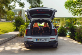 Der neue elektrische Mercedes-Benz GLB. Das Polster Beech Brown ist derzeit nicht verfügbar und wird zu einem späteren Zeitpunkt angeboten. Der Zeitpunkt der Verfügbarkeit kann sich ändern.
The all-new electric Mercedes-Benz GLB. The upholstery Beech Brown is currently not available and will be offered at a later date. Availability timing is subject to change.