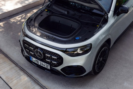Der neue elektrische Mercedes-Benz GLB. Hightechsilber.
The all-new electric Mercedes-Benz GLB. High-tech silver.