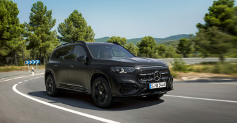 Der neue elektrische Mercedes-Benz GLB. MANUFAKTUR kosmosschwarz magno.
The all-new electric Mercedes-Benz GLB. MANUFAKTUR cosmos black magno.