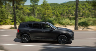 Der neue elektrische Mercedes-Benz GLB. MANUFAKTUR kosmosschwarz magno.
The all-new electric Mercedes-Benz GLB. MANUFAKTUR cosmos black magno.