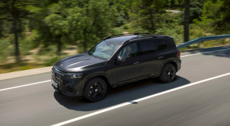 Der neue elektrische Mercedes-Benz GLB. MANUFAKTUR kosmosschwarz magno.
The all-new electric Mercedes-Benz GLB. MANUFAKTUR cosmos black magno.